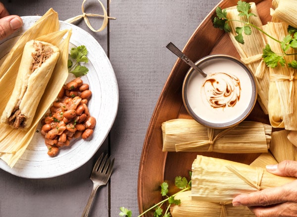 Tamales de Carnitas de Cerdo con Crema de Chile Rojo