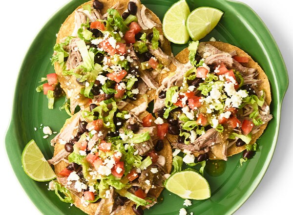 Tostadas de Cerdo y Frijoles Negros