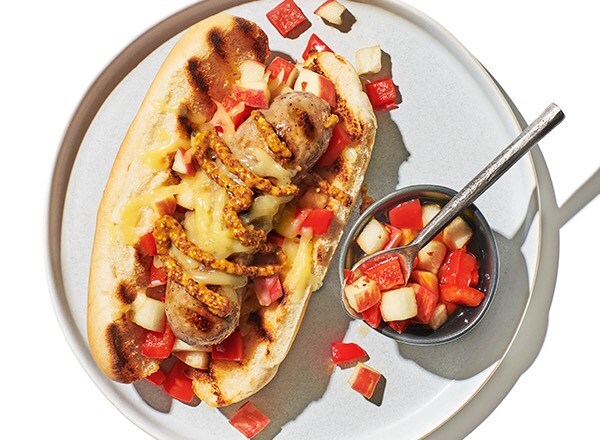 Sándwich de Salchicha Asada con Pepinillos de Manzana