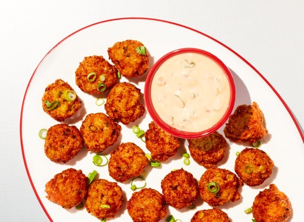 Buñuelos de Camarones con Aioli de Chile y Lima