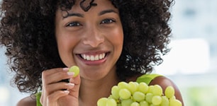 woman eating grapes 